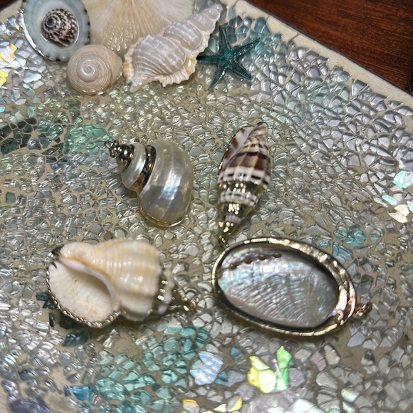 Group bundle of 4 gold small shells 1” necklace charms - Picture 5 of 5